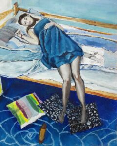 Kobieta w niebieskiej sukience leżąca na łóżku w pościeli, poduszki rozrzucone na dywanie