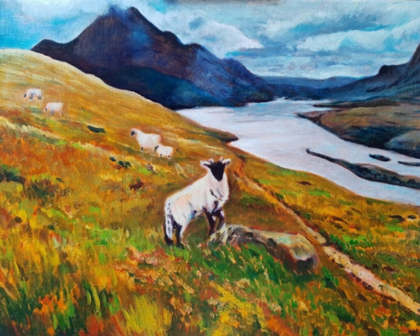 Pejzaż przedstawiający Islandię (góry, łąki, rzekę), Stado owiec pasie się na łące.